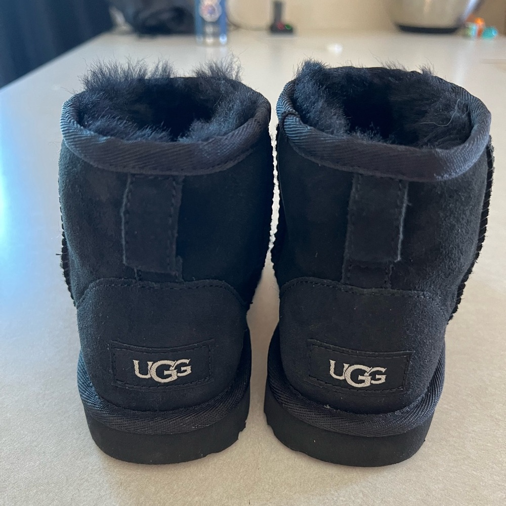 Girls Ugg Mini Size 1 - Like New
